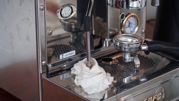 Vệ sinh máy pha espresso vòi đánh sữa bằng vải mềm và ẩm