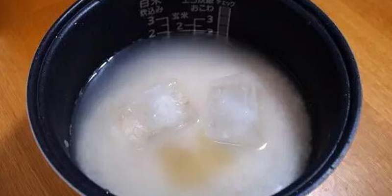 Sau khi đổ nước vào nồi, bạn cho thêm 2 – 3 viên đá vào, để trong vòng 15 phút rồi mới nhấn nút “cook” Sau khi đổ nước vào nồi, bạn cho thêm 2 – 3 viên đá vào, để trong vòng 15 phút rồi mới nhấn nút “cook”