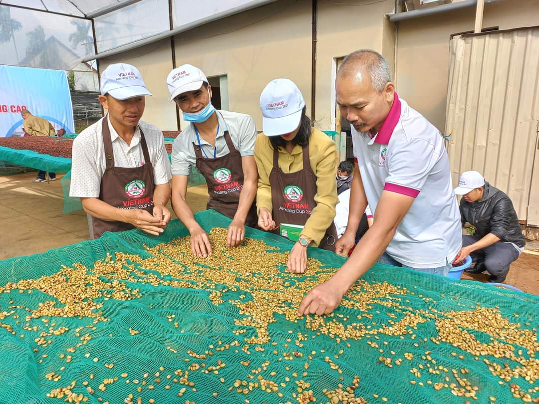 Các học viên tham gia lớp tập huấn "Chế biến cà phê chất lượng cao" ở huyện Đắk Mil (tỉnh Đắk Nông)
