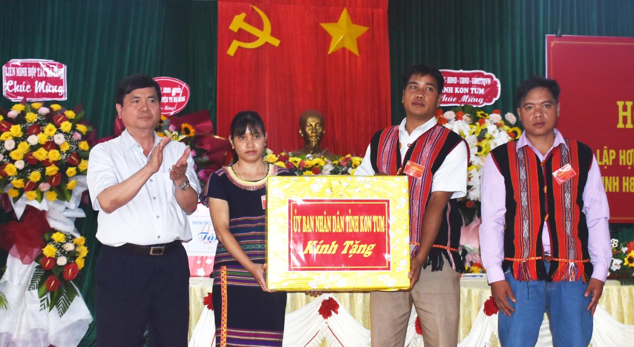 Đồng chí Phó Chủ tịch UBND tỉnh Nguyễn Hữu Tháp tặng quà HTX. Ảnh: VP