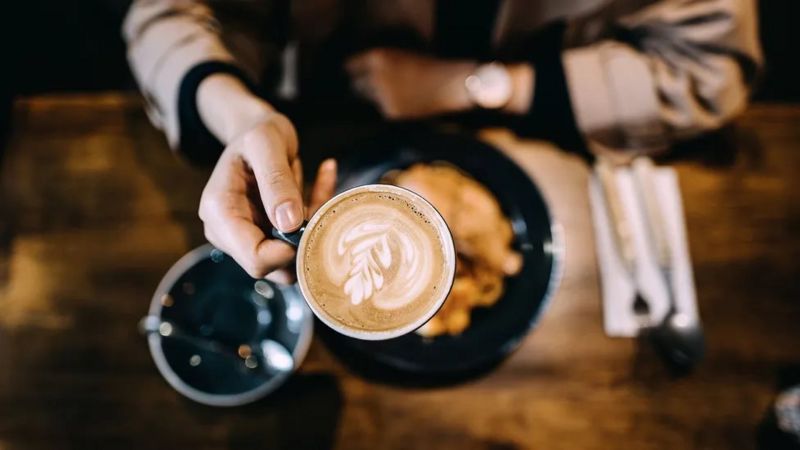 Những người uống cà phê thường có huyết áp cao hơn - nhưng điều này dường như không làm tăng nguy cơ họ mắc bệnh tim mạch