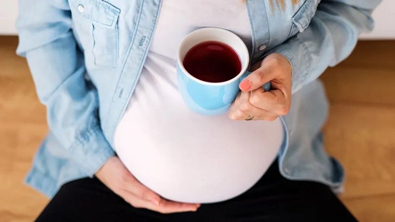 Một bản đánh giá nội dung các nghiên cứu trước đây kết luận rằng phụ nữ mang thai nên bỏ hoàn toàn cà phê có chứa caffein
